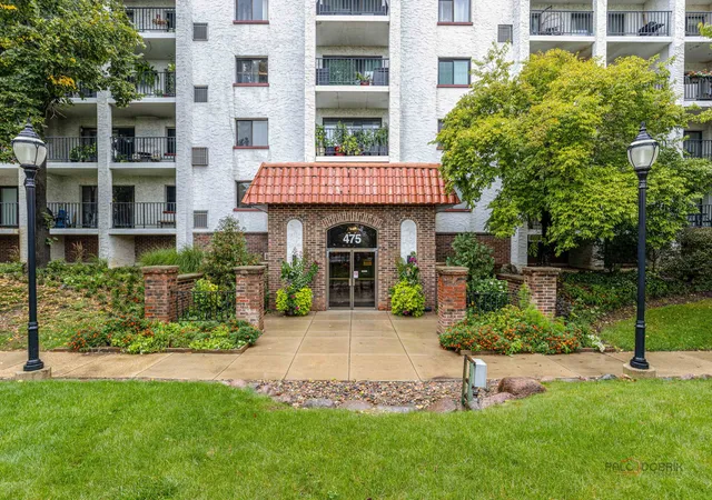 Listing Photo 1 - Condo for sale in building located at 475 Plum Creek Dr, Wheeling, IL 60090 - Unit #304