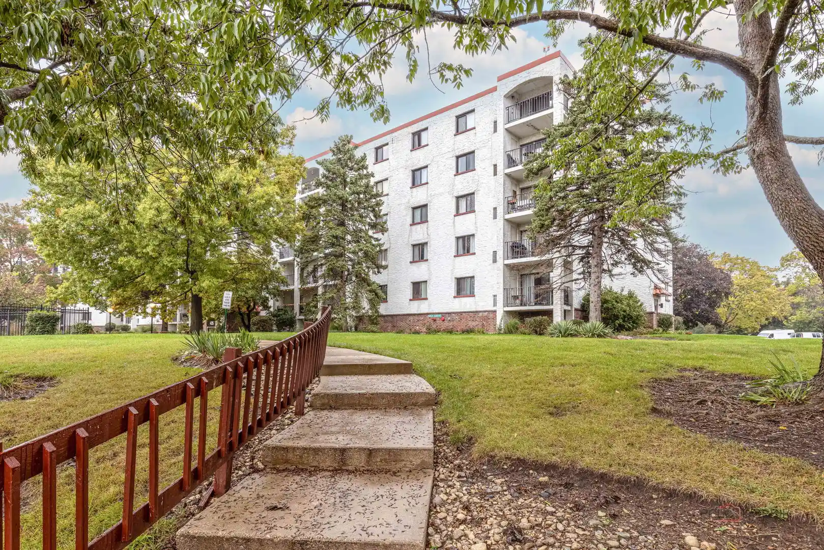 Listing Photo 2 - Condo for sale in 475 Plum Creek Dr located at 475 Plum Creek Dr, Wheeling, IL 60090 - Unit #304