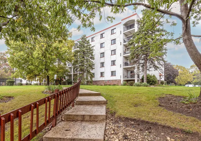Listing Photo 2 - Condo for sale in building located at 475 Plum Creek Dr, Wheeling, IL 60090 - Unit #304