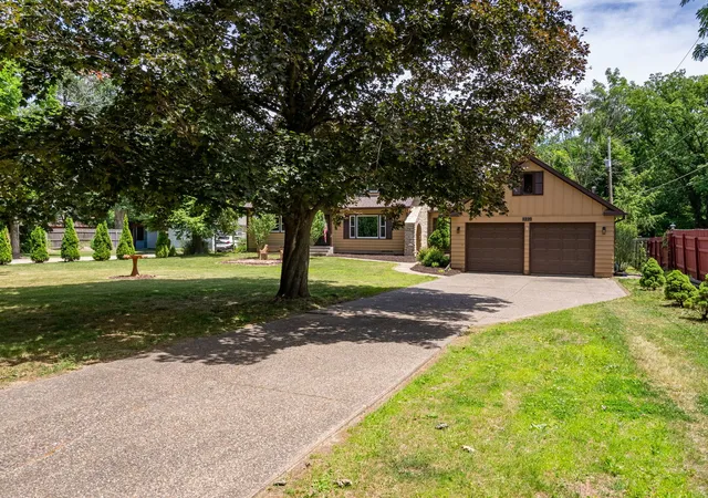 Photo 3 of Single family home for sale at 1220 54 Street Ct, Moline, IL 61265 | MLS# 12765119 | Listing updated on 2026-09-22