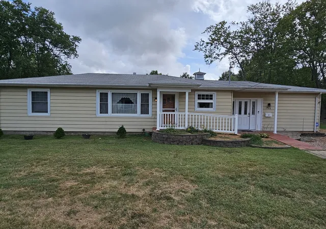 Photo 1 of Single family home for sale at 717 Airport Rd, Mt Vernon, IL 62864 | MLS# 12765136 | Listing updated on 2026-10-02