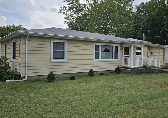 Photo 2 of Single family home for sale at 717 Airport Rd, Mt Vernon, IL 62864 | MLS# 12765136 | Listing updated on 2026-10-02