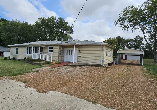 Photo 3 of Single family home for sale at 717 Airport Rd, Mt Vernon, IL 62864 | MLS# 12765136 | Listing updated on 2026-10-02