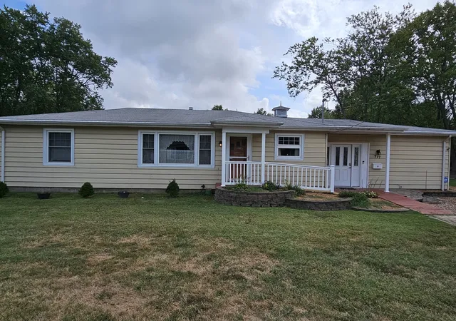 Photo 3 of Single family home for sale at 717 Airport Rd, Mt Vernon, IL 62864 | MLS# 12765136 | Listing updated on 2026-10-02