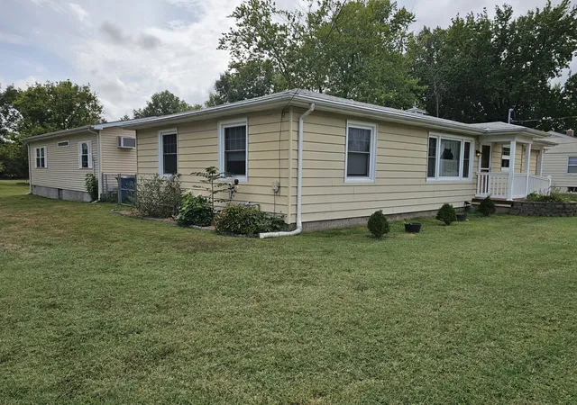 Photo 4 of Single family home for sale at 717 Airport Rd, Mt Vernon, IL 62864 | MLS# 12765136 | Listing updated on 2026-10-02