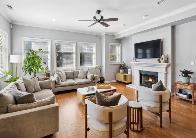Photo 2 of Sale Pending at 1400 W Byron St #2E, Chicago, IL 60613 | MLS# 12765149 | Listing updated on 2026-10-08