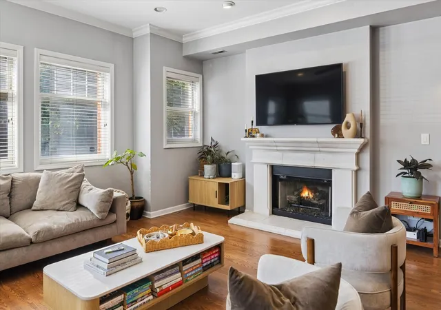 Photo 4 of Sale Pending at 1400 W Byron St #2E, Chicago, IL 60613 | MLS# 12765149 | Listing updated on 2026-10-08