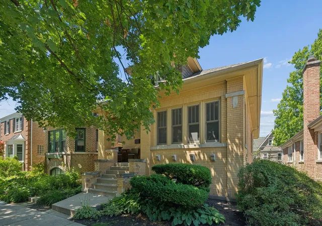 Photo 1 of Single family home for sale at 5752 N Sacramento Ave, Chicago, IL 60659 | MLS# 12765168 | Listing updated on 2026-09-22