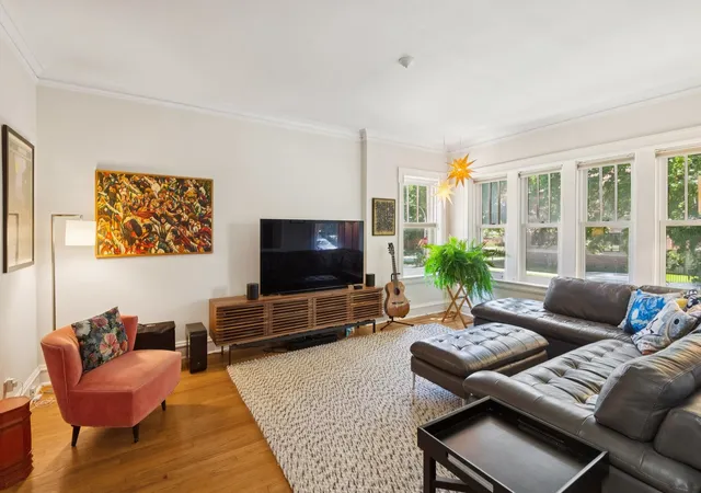 Photo 4 of Single family home for sale at 5752 N Sacramento Ave, Chicago, IL 60659 | MLS# 12765168 | Listing updated on 2026-09-22