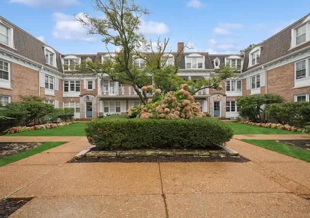 Photo 2 of Condo for sale at 2300 Central St #3, Evanston, IL 60201 | MLS# 12765172 | Listing updated on 2026-10-05