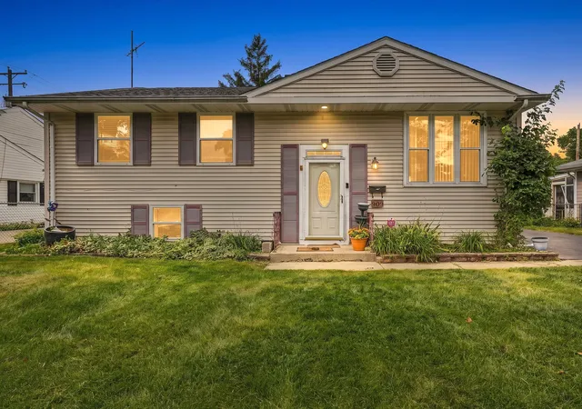 Photo 2 of Single family home for sale at 909 Cypress Ln, Joliet, IL 60435 | MLS# 12765174 | Listing updated on 2026-09-21