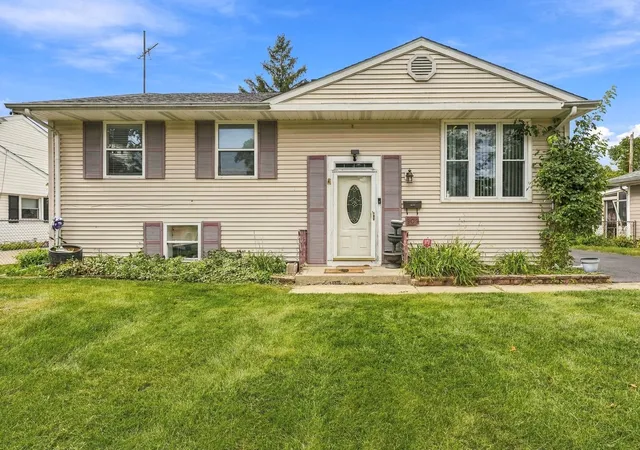 Photo 3 of Single family home for sale at 909 Cypress Ln, Joliet, IL 60435 | MLS# 12765174 | Listing updated on 2026-09-21