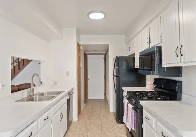 Photo 4 of Townhouse for sale at 19401 Hickory Pl, Country Club Hills, IL 60478 | MLS# 12765175 | Listing updated on 2026-09-27