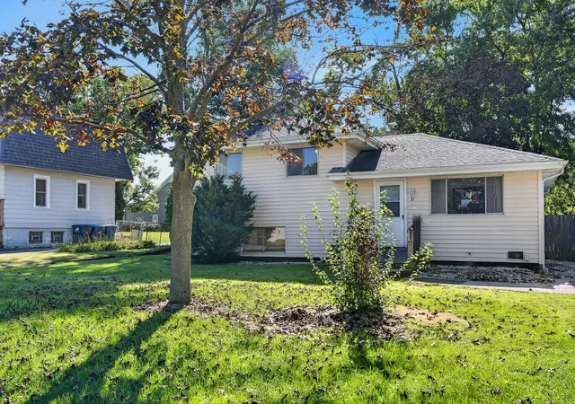 Photo 1 of Single family home for sale at 21 Janet Ave, Darien, IL 60561 | MLS# 12765198 | Listing updated on 2026-10-07