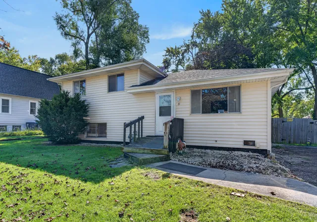 Photo 3 of Single family home for sale at 21 Janet Ave, Darien, IL 60561 | MLS# 12765198 | Listing updated on 2026-10-07