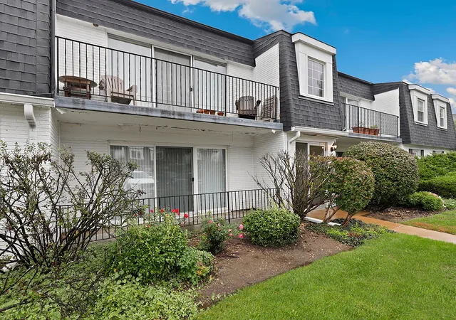 Listing Photo 2 - Condo for sale in building located at 1133 Royal St George Dr, Naperville, IL 60563 - Unit #102
