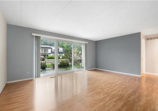 Listing Photo 4 - Condo for sale in building located at 1133 Royal St George Dr, Naperville, IL 60563 - Unit #102