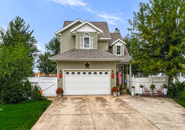 Photo 1 of Single family home for sale at 805 S Lawrence Way, Pontiac, IL 61764 | MLS# 12765229 | Listing updated on 2026-10-04