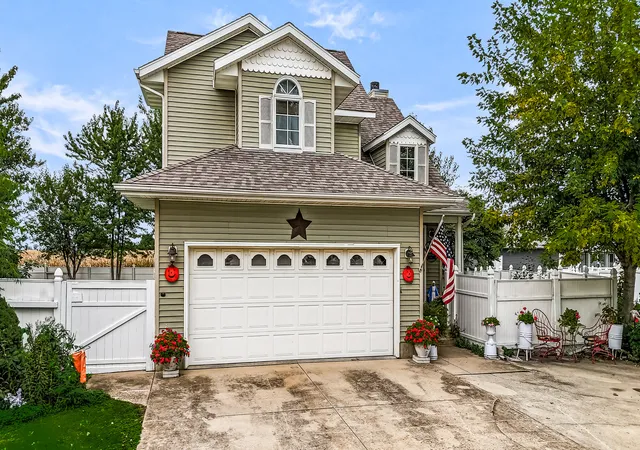 Photo 3 of Single family home for sale at 805 S Lawrence Way, Pontiac, IL 61764 | MLS# 12765229 | Listing updated on 2026-10-04