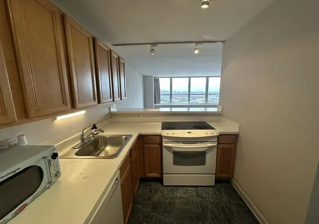 Photo 4 of Townhouse for sale at 655 W Irving Park Rd #1609, Chicago, IL 60613 | MLS# 12765239 | Listing updated on 2026-10-03