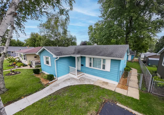 Photo 2 of Single family home for sale at 1124 Townsend St, Sycamore, IL 60178 | MLS# 12765240 | Listing updated on 2026-09-30