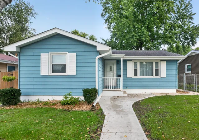 Photo 3 of Single family home for sale at 1124 Townsend St, Sycamore, IL 60178 | MLS# 12765240 | Listing updated on 2026-09-30