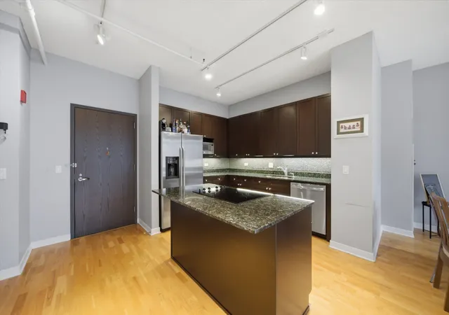 Photo 2 of Condo for sale at 737 W Washington Blvd #904, Chicago, IL 60661 | MLS# 12765250 | Listing updated on 2026-09-22