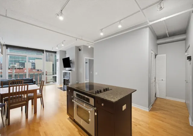 Photo 4 of Condo for sale at 737 W Washington Blvd #904, Chicago, IL 60661 | MLS# 12765250 | Listing updated on 2026-09-22