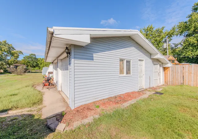 Photo 3 of Single family home for sale at 1430 Lantern Ln, Morris, IL 60450 | MLS# 12765260 | Listing updated on 2026-10-10