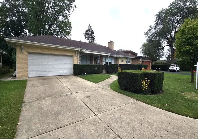 Photo 3 of Sale Pending at 6425 N Knox Ave, Lincolnwood, IL 60712 | MLS# 12765263 | Listing updated on 2026-10-01