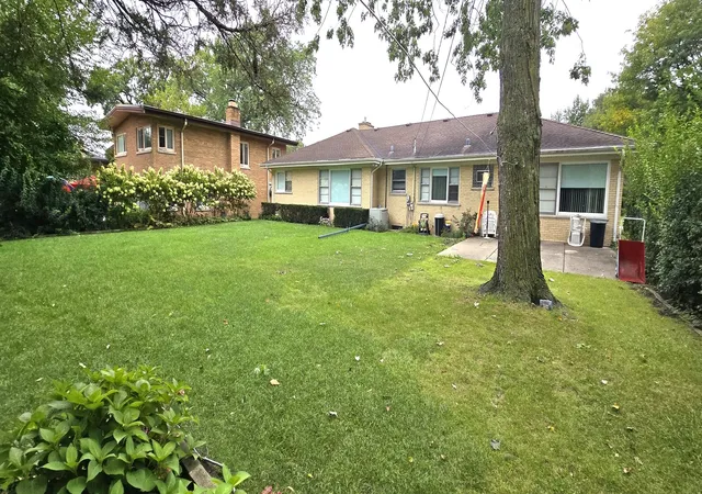 Photo 4 of Sale Pending at 6425 N Knox Ave, Lincolnwood, IL 60712 | MLS# 12765263 | Listing updated on 2026-10-01