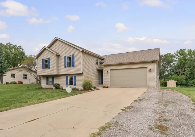 Photo 3 of Single family home for sale at 1714 Phillippe Dr, Mahomet, IL 61853 | MLS# 12765267 | Listing updated on 2026-09-30
