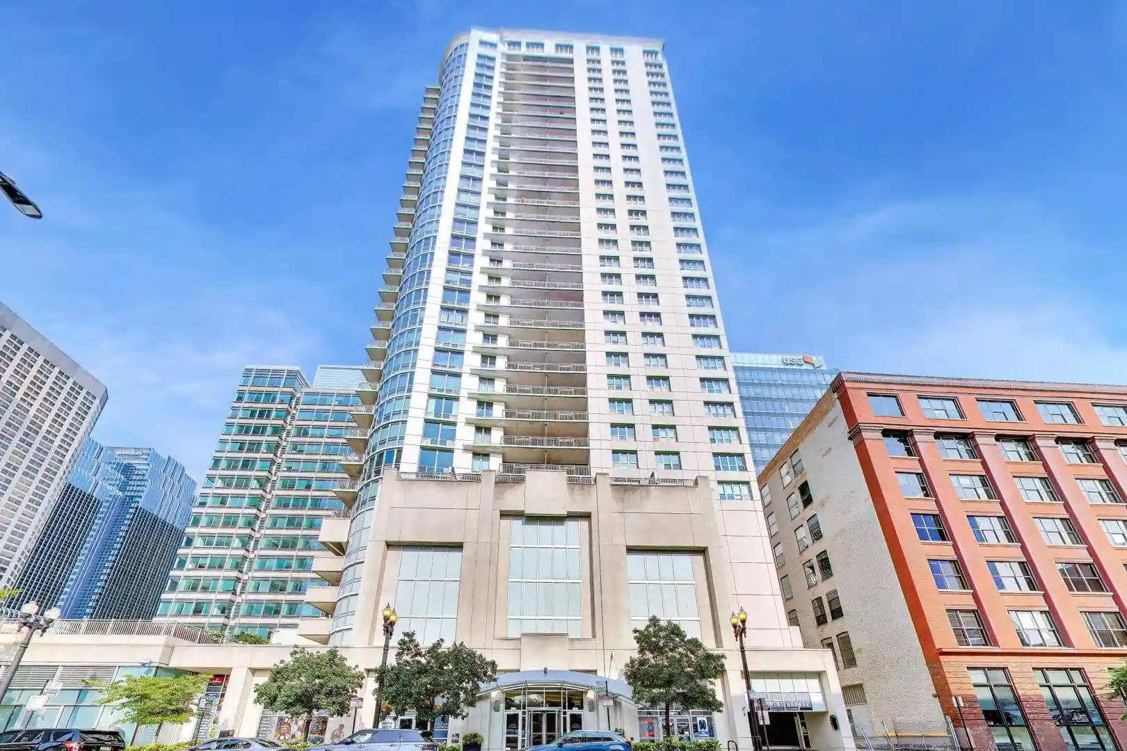 Listing Photo 1 - Condo for sale in 125 S Jefferson St located at 125 S Jefferson St, Chicago, IL 60661 - Unit #1005