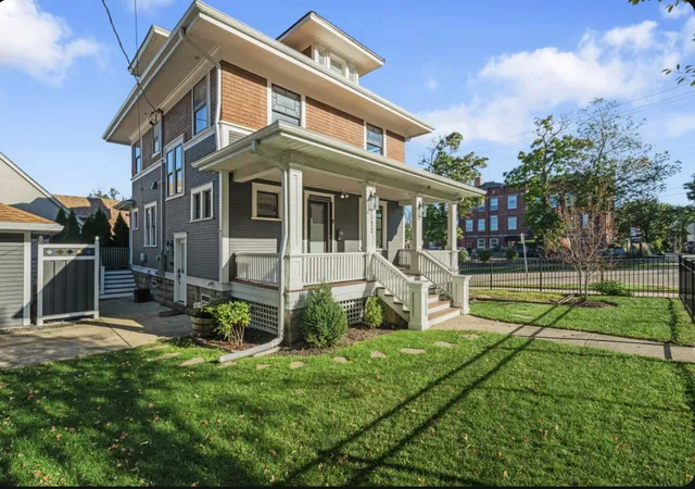 Photo 3 of Single family home for sale at 122 S 5th Street, Saint Charles, IL 60174 | MLS# 12765274 | Listing updated on 2026-10-09