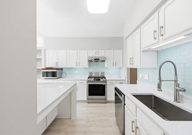 Photo 2 of Townhouse for sale at 537 W Parkside Dr, Palatine, IL 60067 | MLS# 12765283 | Listing updated on 2026-09-23