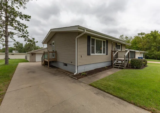 Photo 2 of Single family home for sale at 307 7th Avenue, Andalusia, IL 61232 | MLS# 12765319 | Listing updated on 2026-09-24