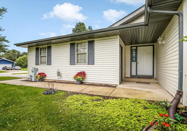 Photo 3 of Single family home for sale at 101 Gables Dr SW, Poplar Grove, IL 61065 | MLS# 12765353 | Listing updated on 2026-09-27