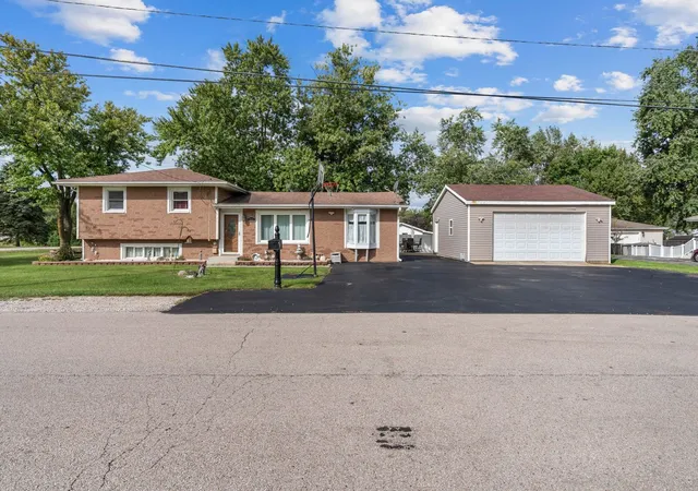 Photo 1 of Single family home for sale at 960 Becker Ln, Aurora, IL 60505 | MLS# 12765381 | Listing updated on 2026-10-02