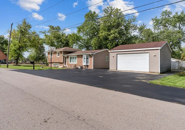 Photo 2 of Single family home for sale at 960 Becker Ln, Aurora, IL 60505 | MLS# 12765381 | Listing updated on 2026-10-02
