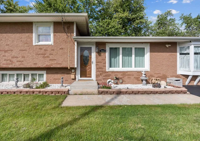Photo 3 of Single family home for sale at 960 Becker Ln, Aurora, IL 60505 | MLS# 12765381 | Listing updated on 2026-10-02