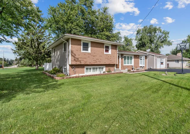 Photo 3 of Single family home for sale at 960 Becker Ln, Aurora, IL 60505 | MLS# 12765381 | Listing updated on 2026-10-02