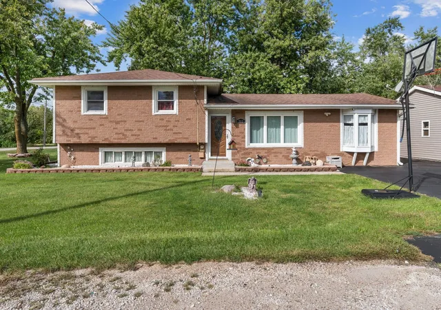 Photo 4 of Single family home for sale at 960 Becker Ln, Aurora, IL 60505 | MLS# 12765381 | Listing updated on 2026-10-02