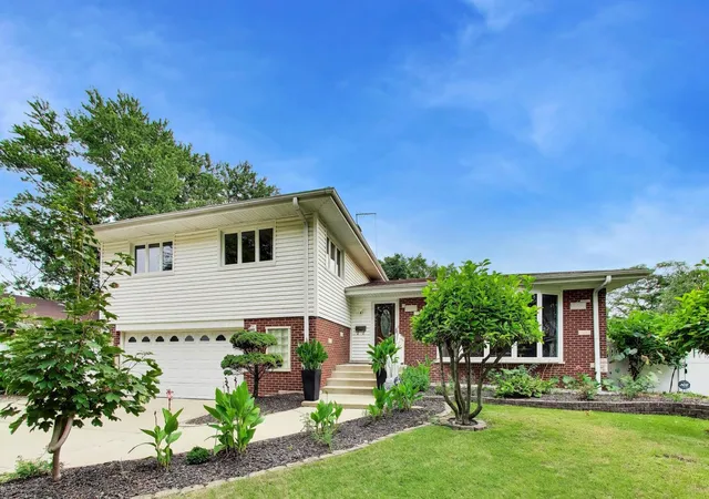 Photo 2 of Single family home for sale at 911 S Elmhurst Rd, Mount Prospect, IL 60056 | MLS# 12765396 | Listing updated on 2026-09-25