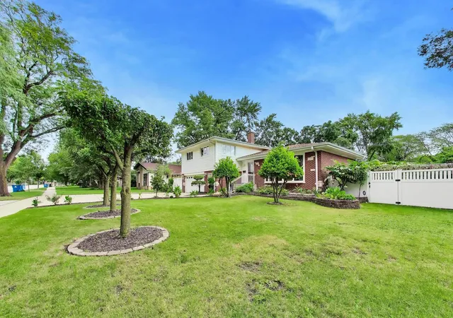 Photo 3 of Single family home for sale at 911 S Elmhurst Rd, Mount Prospect, IL 60056 | MLS# 12765396 | Listing updated on 2026-09-25