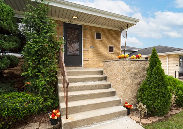 Photo 2 of Single family home for sale at 9305 Major Ave, Oak Lawn, IL 60453 | MLS# 12765405 | Listing updated on 2026-09-26