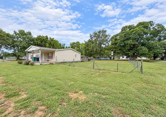 Photo 4 of Single family home for sale at 330 Collins St, Carlyle, IL 62231 | MLS# 12765437 | Listing updated on 2026-10-08