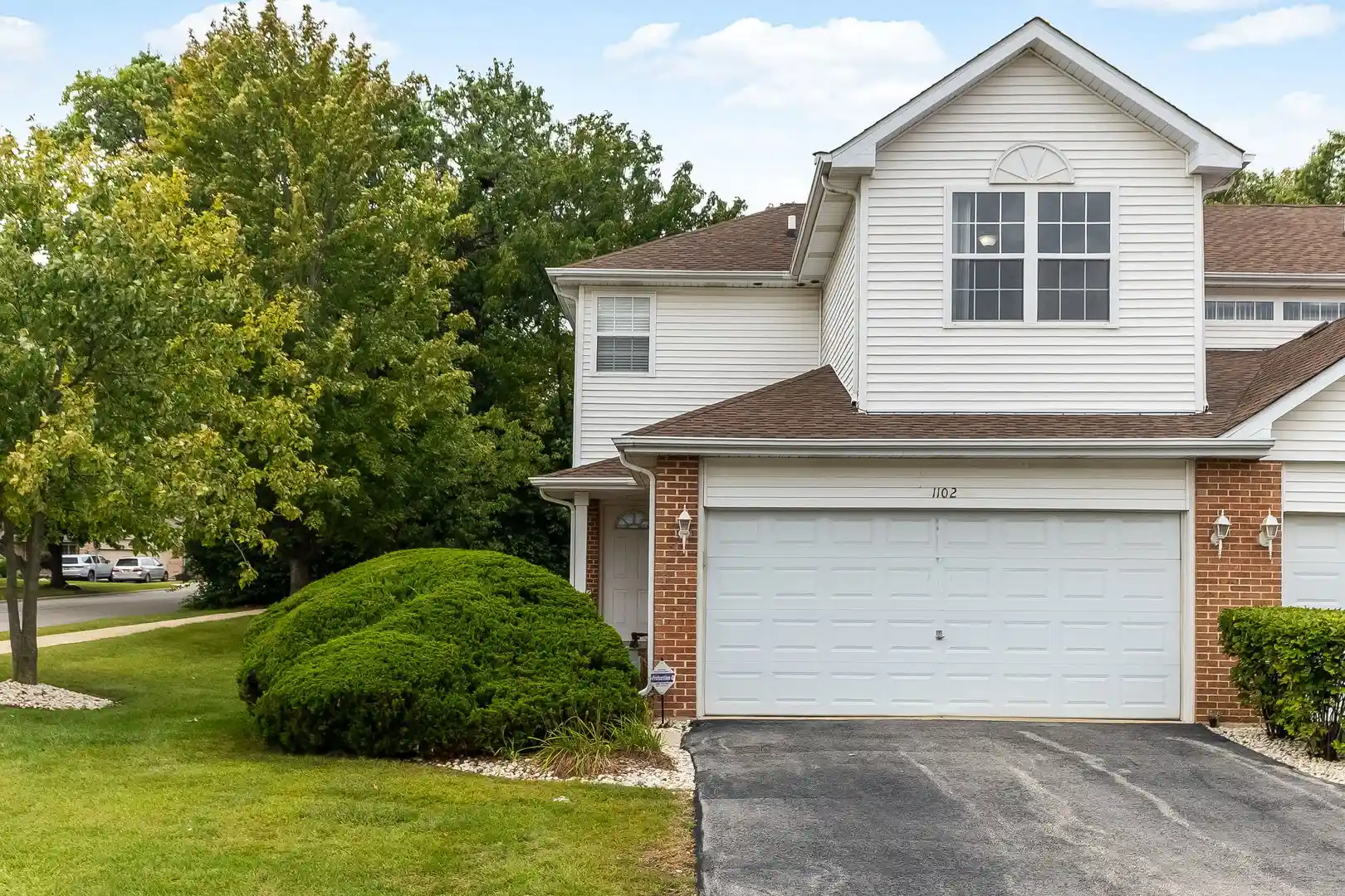 Listing Photo 2 - Condo for sale in 1102 Coventry Cir located at 1102 Coventry Cir, Glendale Heights, IL 60139 - Unit #1102
