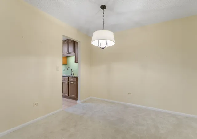 Listing Photo 4 - Condo for sale in building located at 386 Elizabeth Dr, Wood Dale, IL 60191 - Unit #386
