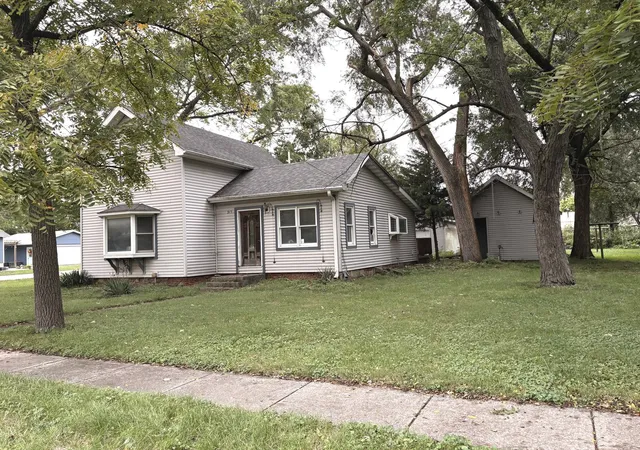 Photo 3 of Single family home for sale at 317 W Jefferson St, Gardner, IL 60424 | MLS# 12765480 | Listing updated on 2026-10-08