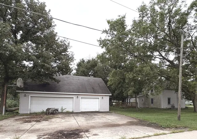 Photo 3 of Single family home for sale at 317 W Jefferson St, Gardner, IL 60424 | MLS# 12765480 | Listing updated on 2026-10-08